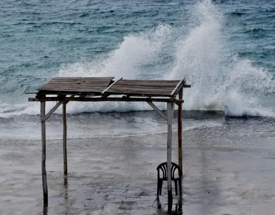 Πτώση της θερμοκρασίας και τοπικές βροχές: Ποιες περιοχές θα επηρεαστούν από τον «διπρόσωπο» καιρό;