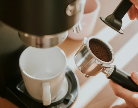 Προσοχή: Το μαγικό κόλπο με σόδα και ξύδι που εξαφανίζει τα άλατα από την καφετιέρα σας