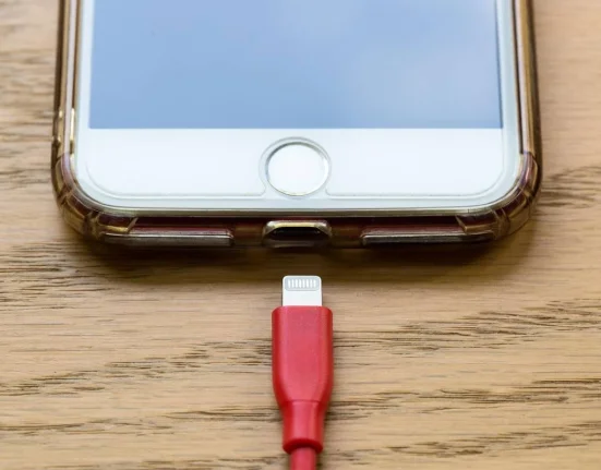 Μακροζωία μπαταρίας 2026: Ο απόλυτος οδηγός για να μη 'γεράσει' ποτέ το smartphone σου