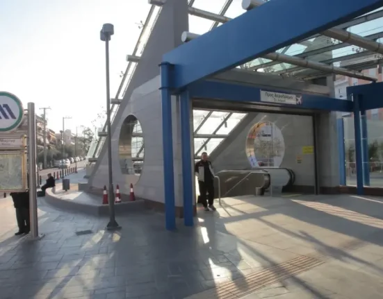 Τρόμος στο Μετρό «Αγία Μαρίνα»: Ληστεία με όπλο μπροστά στα μάτια των επιβατών