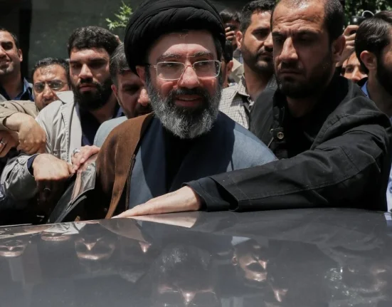 Σενάρια για την υγεία του Μοτζτάμπα Χαμενεΐ: «Είναι σε κώμα»