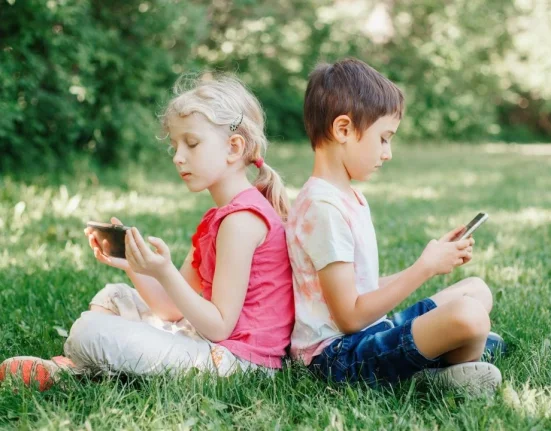 Όρια στη χρήση οθονών: Πώς να προστατέψετε τα παιδιά σας από την υπερβολική έκθεση