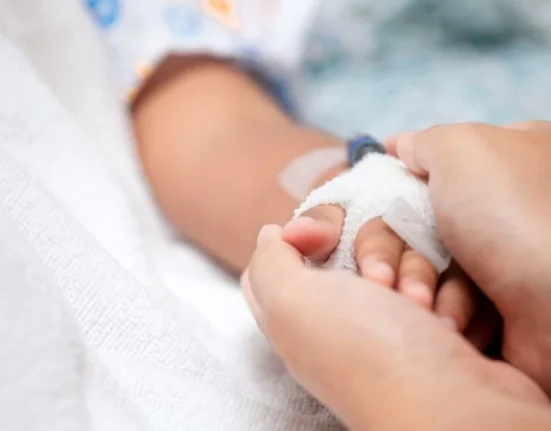 Σοκαριστική υπόθεση στη Σκωτία: Έδινε αντικαταθλιπτικά σε νήπιο και έκανε TikTok μέσα στη δίκη