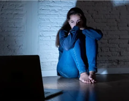 Η αθωότητα χάθηκε: Δύο κλικ μακριά η κακοποίηση παιδιών αποκαλύπτει ανατριχιαστική έκθεση