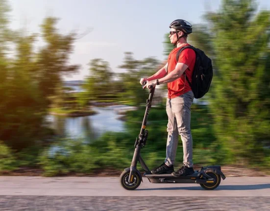 Ατύχημα σε live μετάδοση στην Πάτρα: Δύο ανήλικοι έπεσαν από το πατίνι κατά τη διάρκεια ρεπορτάζ για τροχαία