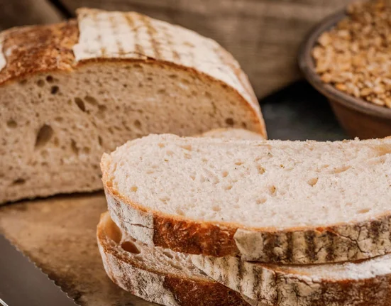 Μην πετάτε το μπαγιάτικο ψωμί: Το κόλπο με το νερό που το κάνει ξανά φρέσκο σε 5 λεπτά