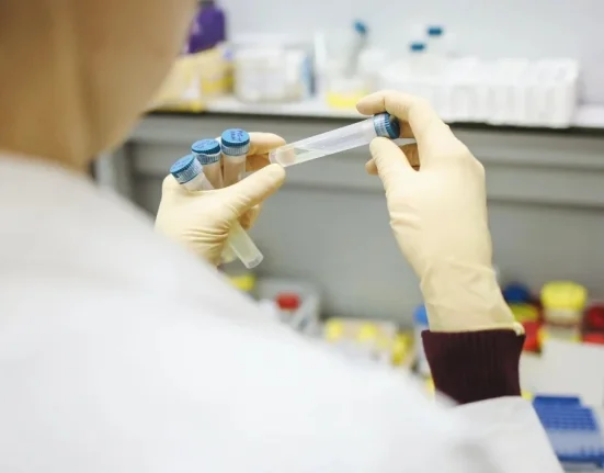 Συναγερμός στην Αγγλία: 20 κρούσματα μηνιγγίτιδας και δύο νεκροί. Στο μικροσκόπιο club