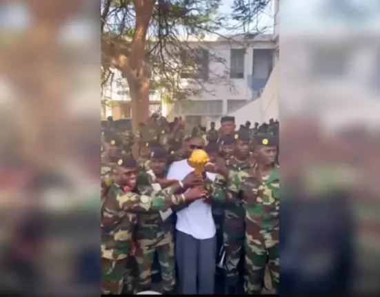 Σκάνδαλο στο Copa Africa: Ο προπονητής της Σενεγάλης και η μεταφορά του τροπαίου σε στρατιωτική βάση