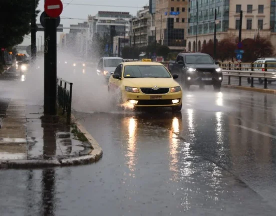 Κρύο και βροχές: Χειμωνιάτικο σκηνικό και άστατος καιρός έως την 25η Μαρτίου