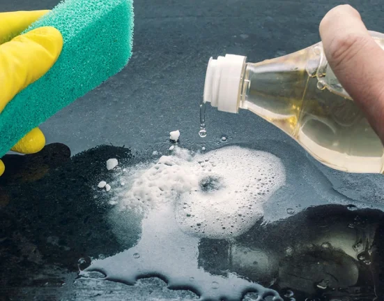 Γιατί όλοι ρίχνουν λευκό ξίδι στο καζανάκι; Το μυστικό που οι υδραυλικοί δεν λένε