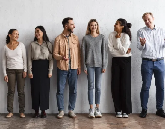 Έρευνα - Αποκάλυψη: Πώς το ύψος επηρεάζει τις σχέσεις και το εισόδημά μας