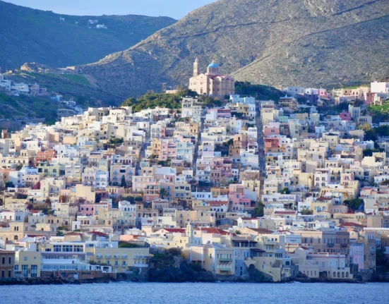 Αγορά εξοχικής κατοικίας: Ποιες βίλες εκατομμυρίων προσελκύουν αγοραστές και ποια νησιά είναι στο προσκήνιο
