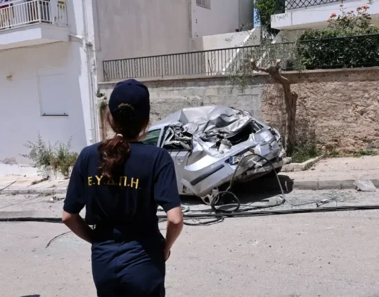 Φορτηγό έπεσε σε κολόνα στην Ηλιούπολη, καταπλάκωσε τέσσερα ΙΧ και έσπασε εισόδους σπιτιών