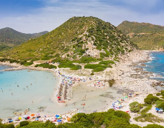Παραλία απαγορεύει τις ομπρέλες για όσους είναι από 10 έως 65 ετών