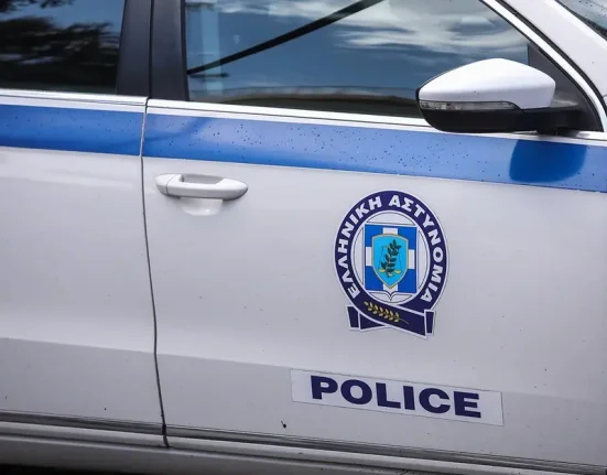 Επεισοδιακή σύλληψη ένοπλου στο κέντρο της Αθήνας: Έβριζε και χτυπούσε τους αστυνομικούς