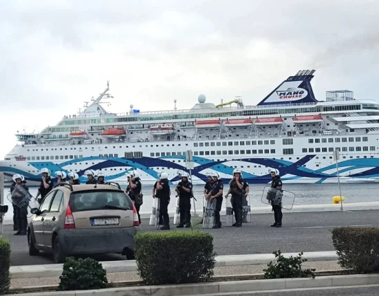 Άφιξη του Crown Iris στην Ερμούπολη: Ισχυρές αστυνομικές δυνάμεις για την πρόληψη επεισοδίων