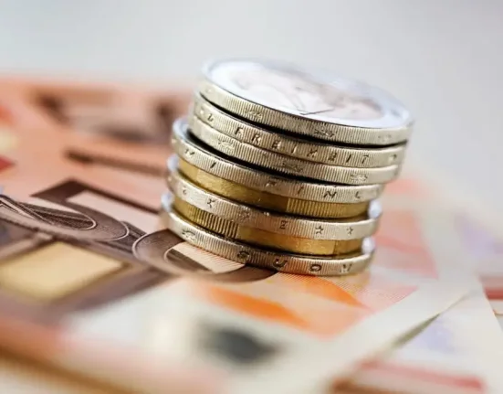 Αυξάνεται το ακατάσχετο όριο στους τραπεζικούς λογαριασμούς: Από 1.250 ευρώ σε 1.600 ευρώ