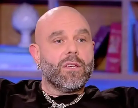 Μιχάλης Κουινέλης: Έχω δουλέψει σε γραφείο κηδειών, έκλαιγα πιο πολύ από τους συγγενείς, νόμιζαν ότι ήμουν το χαμένο παιδί του αποθανόντος
