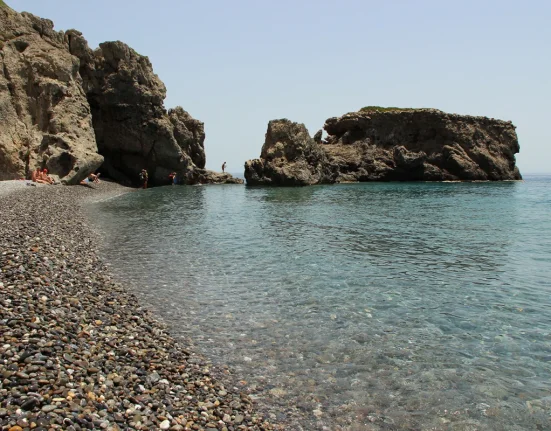 12 προορισμοί για ήσυχες διακοπές στα ελληνικά νησιά το καλοκαίρι του 2026