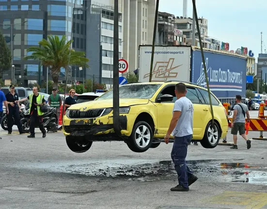 Τραγικό συμβάν στο λιμάνι του Πειραιά: Ο οδηγός ταξί έβαλε τη ζώνη και κατέληξε στη θάλασσα