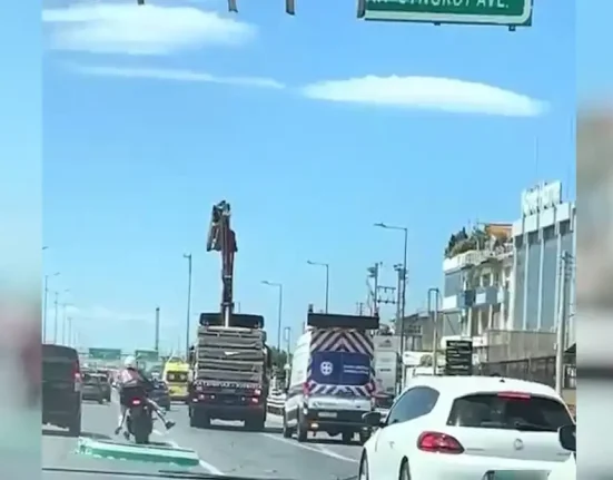 Κηφισός: Γερανοφόρο με σηκωμένο βραχίονα ξήλωσε πινακίδα – Από θαύμα σώθηκαν δύο αναβάτες μοτοσικλέτας