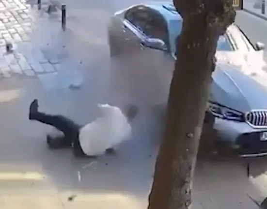 Πλήρης αναλγησία: Παρέσυρε πεζό και βγήκε για να δει τη ζημιά στο αυτοκίνητό του