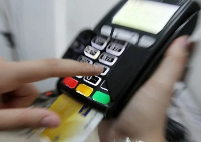 Διπλή χρέωση στο POS: Τι πραγματικά ισχύει όταν «περαστεί» η κάρτα δύο φορές