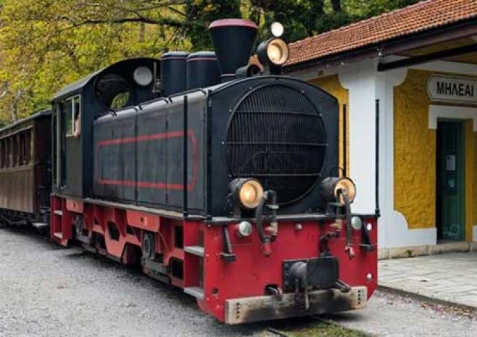 Όλοι θέλουν να πάνε μια βόλτα με τον Μουτζούρη, το γραφικό τρενάκι του Πηλίου