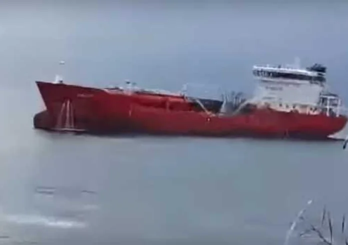 Eκρηξη σε πετρελαιοφόρο. Έπεφταν στη θάλασσα για να σωθούν
