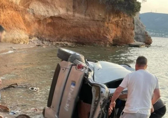 Σαλαμίνα: Σοβαρό τροχαίο με τρεις τραυματίες – Αυτοκίνητο έπεσε στη θάλασσα