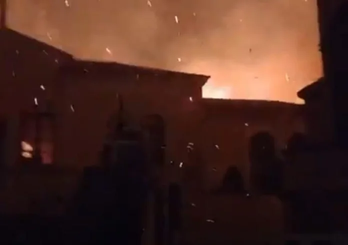 Συγκλονιστικές εικόνες από τη στιγμή που εκκλησία στα Λάερμα παραδίδεται στις φλόγες