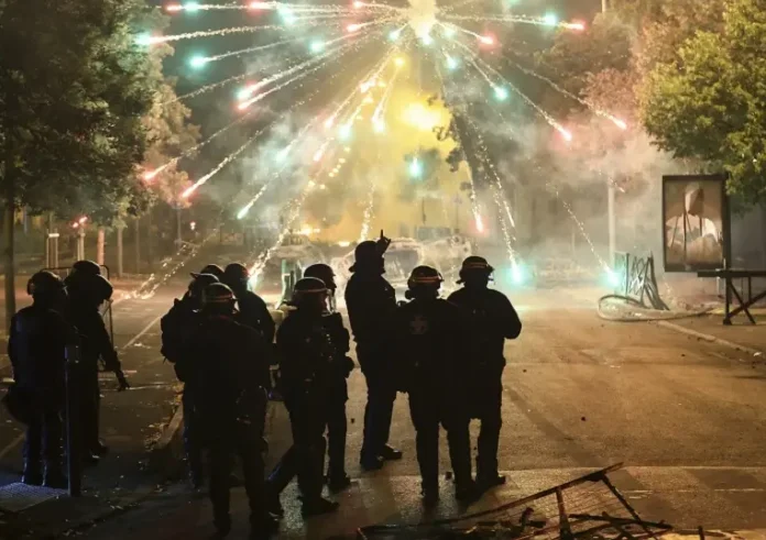 Χάος στη Γαλλία: Λεηλάτησαν κατάστημα όπλων στη Μασσαλία. Διακόπηκαν οι διασυνοριακές συνδέσεις από τη Γενεύη