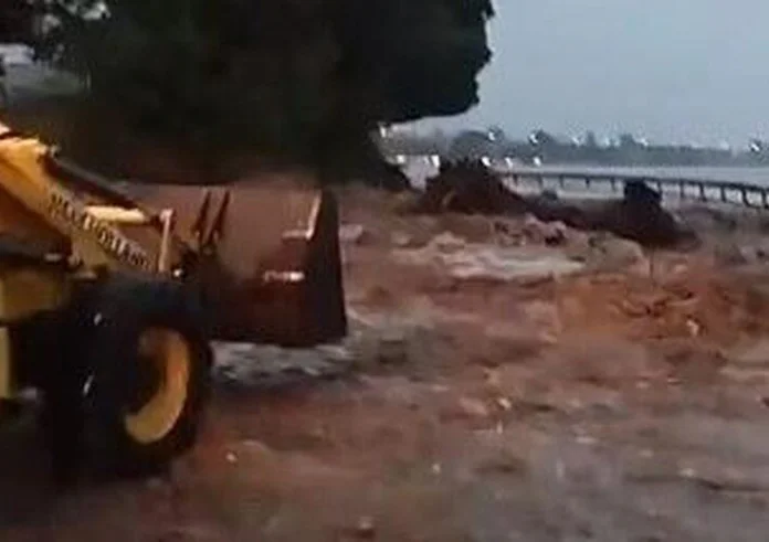 Η κακοκαιρία σφυροκοπά τον Βόλο. Πλημμύρισαν καταστήματα. Εγκλωβισμένοι οδηγοί