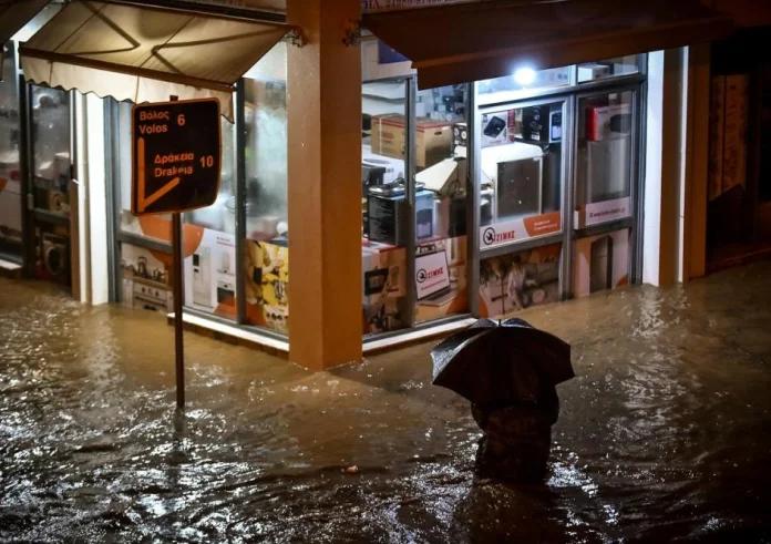 Βόλος: Συνεχίζεται η μάχη για τον καθαρισμό της πόλης - Χωρίς πόσιμο νερό οι κάτοικοι