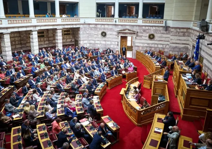 Σφοδρή πολιτική αντιπαράθεση στη Βουλή για τους χειρισμούς της κυβέρνησης στις πυρκαγιές