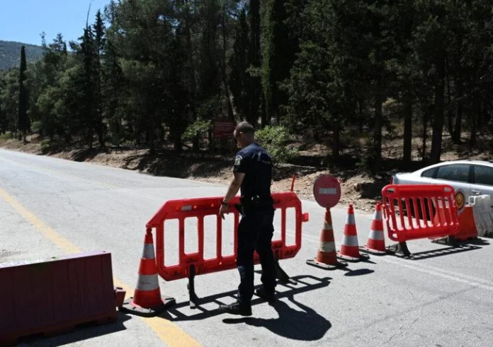 Φωτιές: Διακόπηκε η κυκλοφορία οχημάτων στην Παλαιά Εθνική Πατρών – Κορίνθου