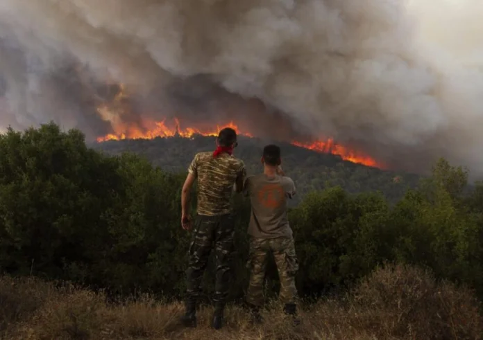 Φωτιά στον Αυλώνα: Βαμβάκι, σπινθηριστή και κιάλια είχε πάνω του προσαχθής για εμπρησμό