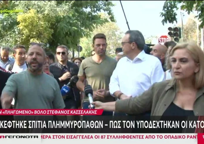 Κασσελάκης: Έβγαλε τα παπούτσια του για να μπει σε σπίτι και απομάκρυνε λάσπες με φτυάρι