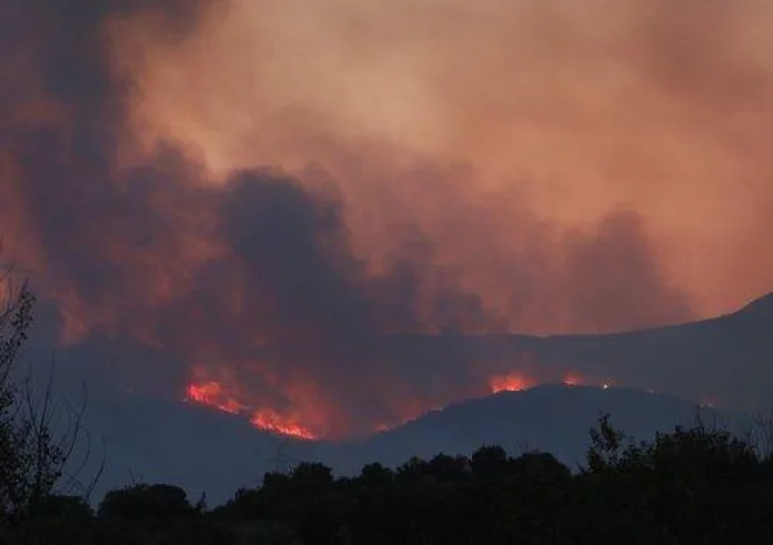 Πυρκαγιά στην Κύθνο - Ιδιωτικά σκάφη απεγκλώβισαν λουόμενους