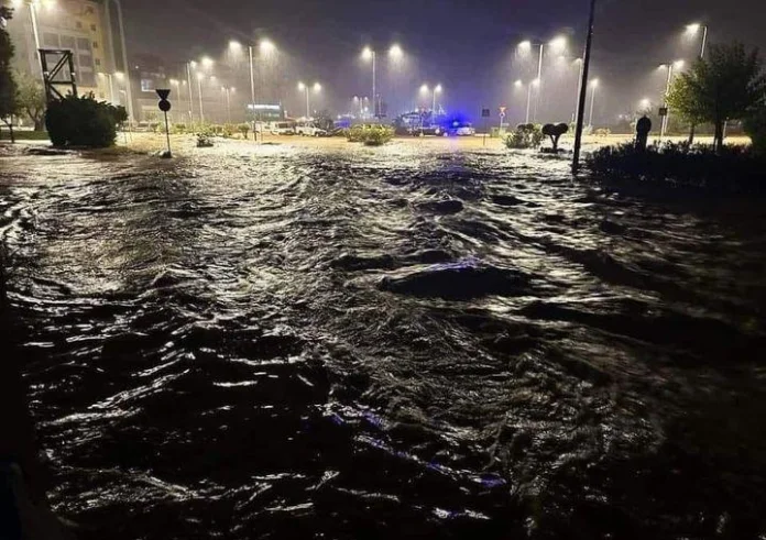 Δεν είναι κάποια παραλία ή από τυφώνα στο Μαϊάμι είναι κεντρικός δρόμος του Βόλου