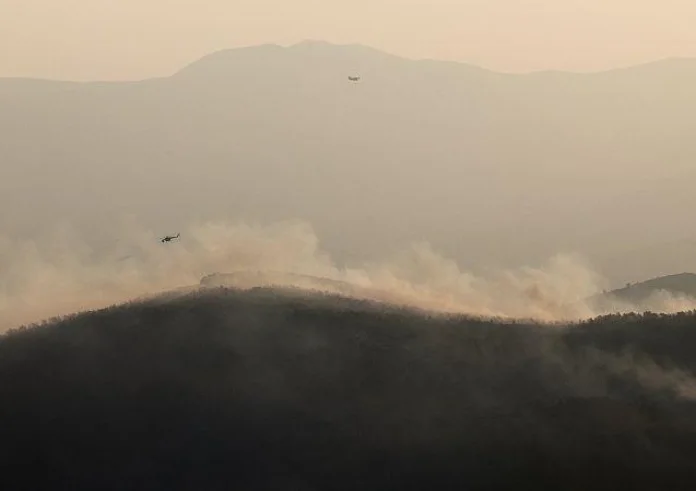 Φωτιά στην Άνδρο: Μήνυμα του 112 για τους κατοίκους στις Γίδες - Aπομακρυνθείτε προς λιμάνι του Γαυρίου