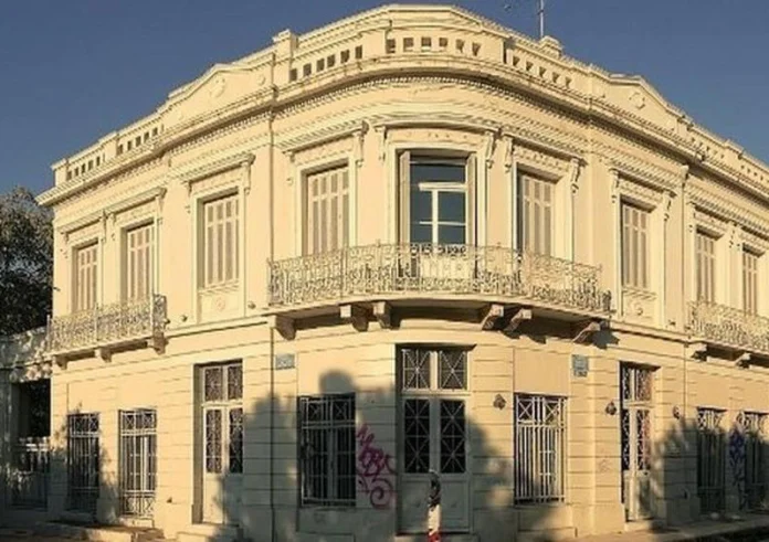 Πυρά αρχαιολόγων κατά Μενδώνη: «Λογοκρισία πίσω από την έξωση»