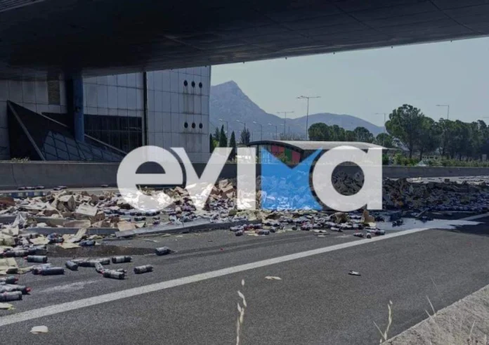 Αθηνών-Λαμίας: Σύγκρουση 2 νταλίκων – Γέμισε ο δρόμος χλωρίνη