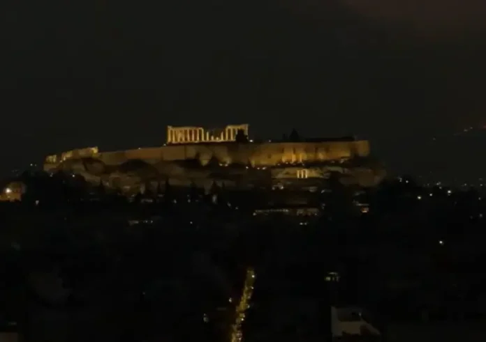 Απίστευτο βίντεο: Η Ακρόπολη τυλιγμένη στους καπνούς και η Πάρνηθα στις φλόγες σε ένα πλάνο