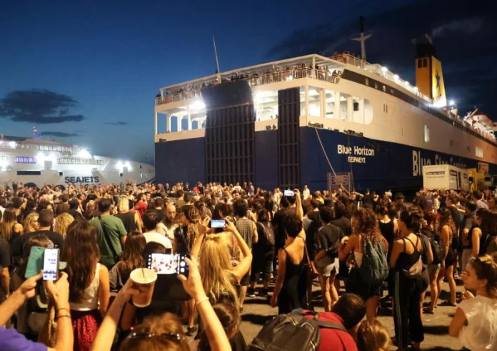 Blue Horizon: Συνομιλία καπετάνιου με πλήρωμα - "Μπείτε μέσα! Σας βλέπουν και εκνευρίζονται"