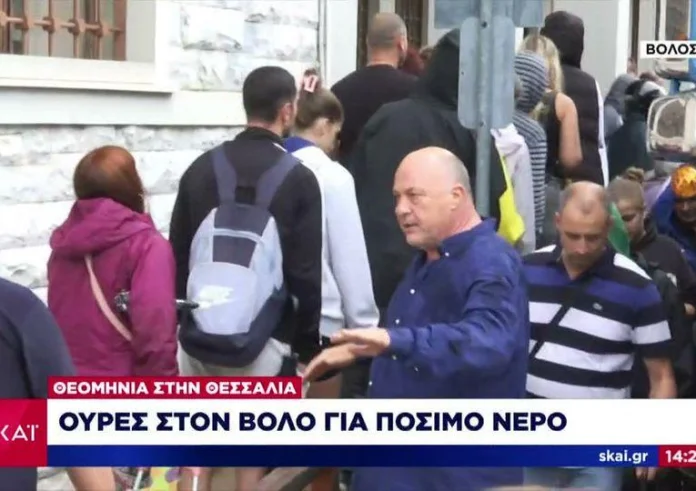 Κακοκαιρία: Τεράστιες ουρές για ένα μπουκάλι νερό έξω από το δημαρχείο Βόλου