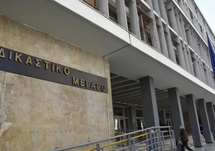 Θεσσαλονίκη: 18μηνη φυλάκηση σε ψυχίατρο που καταδίωξε με αυτοκίνητο την εν διαστάσει σύζυγό του και τα παιδιά τους