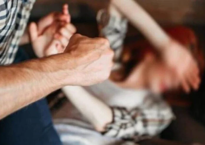 Ηράκλειο: Την έβρισε, την τράβηξε από τα μαλλιά και προσπάθησε να την βάλει στο πορτμπαγκάζ