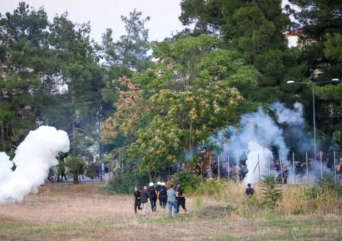 ΕΛ.ΑΣ: 26 προσαγωγές και 7 συλληφθέντες στα επεισόδια της Κυριακής έξω από την Περιφέρεια Θεσσαλίας