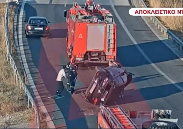 Απίστευτο βίντεο: Τούρκος σε «αμόκ» διέλυσε με το όχημα του μπάρα διοδίων και επιτέθηκε σε πυροσβέστες